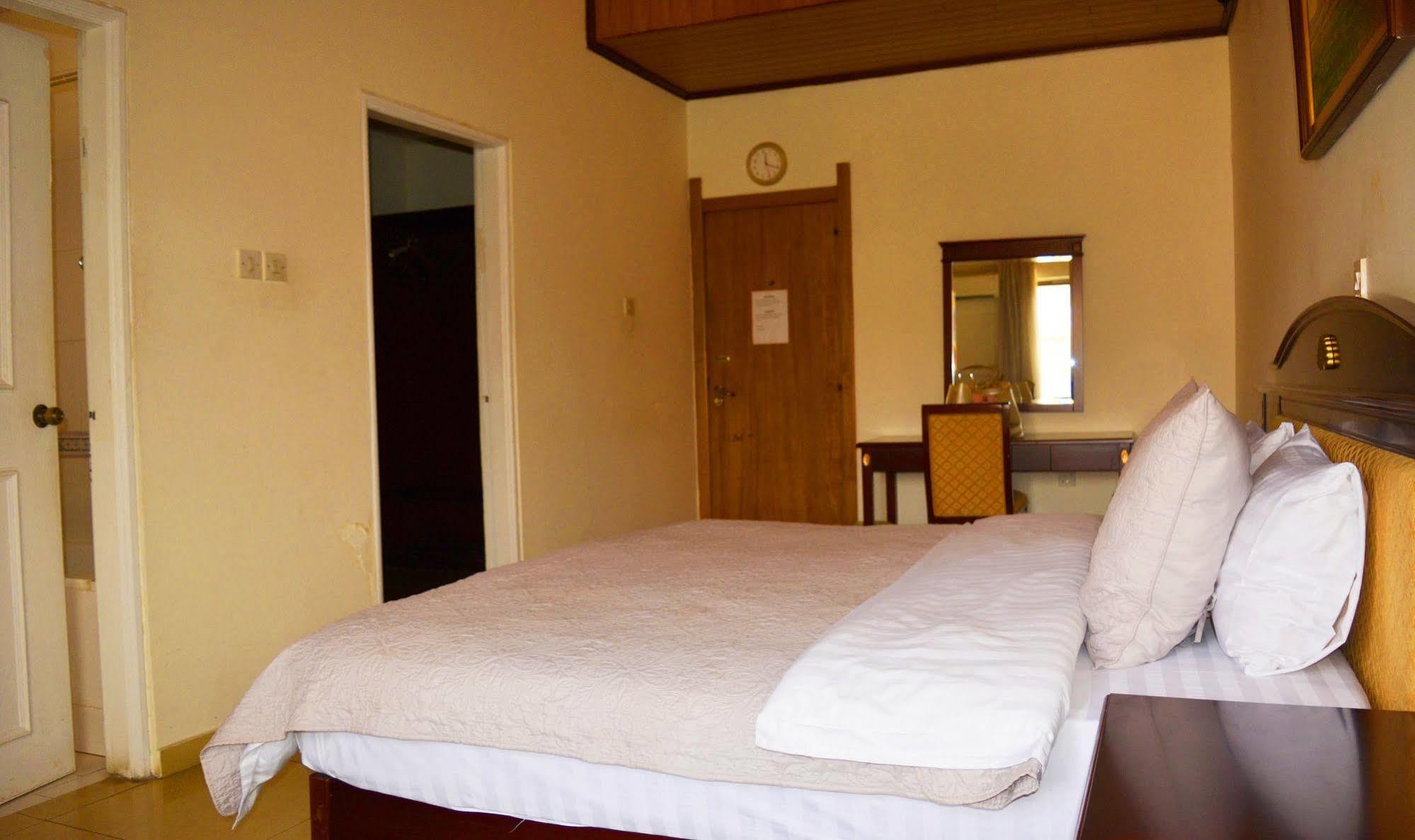 Hotel Georgia Accra Bagian luar foto
